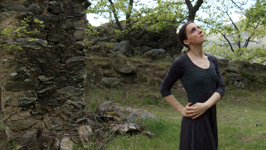 Delicatezza, una danza tra videocamera e natura