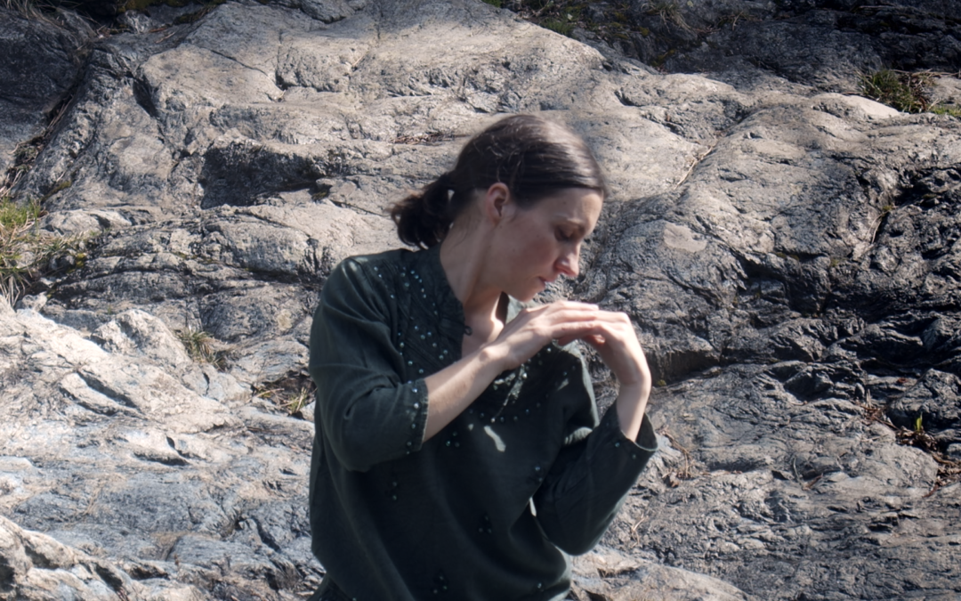 Acqua che vola sulle rocce – video